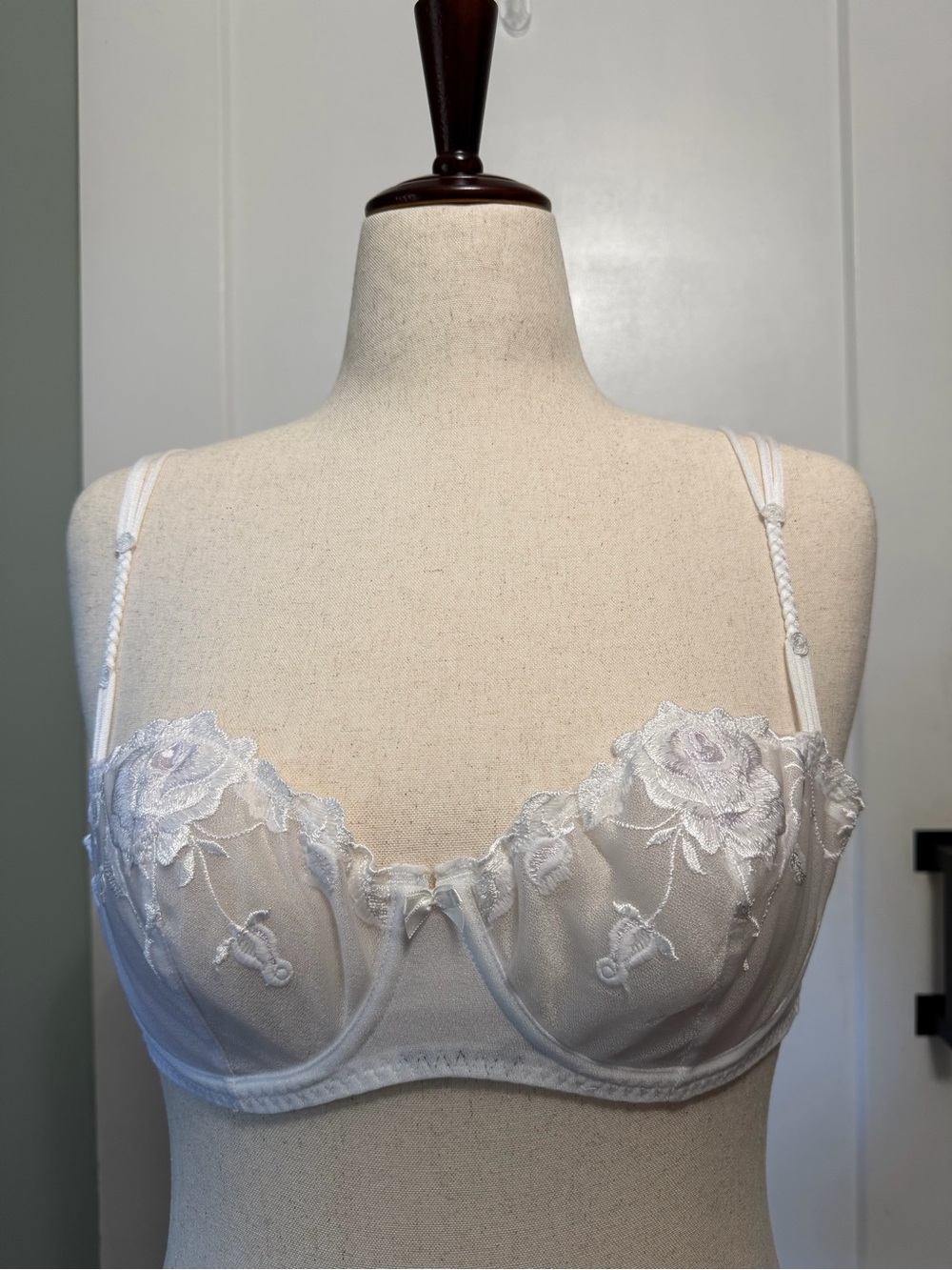 Victoria’s Secret 34D White Embroidered Rose Bra Y2K Coquette Lingerie